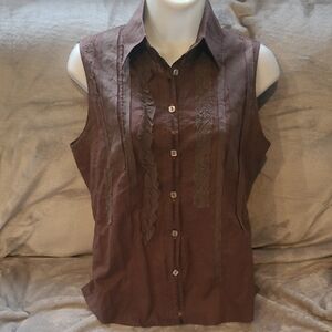 Chic Sleeveless Button-Down Shirt in Brown